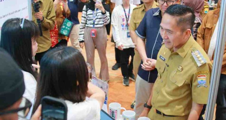 Walikota Palembang, Ratu Dewa berdialog dengan stand peserta job fair di Arya Duta, Selasa (22/7/2025). Foto: Kominfo Palembang.