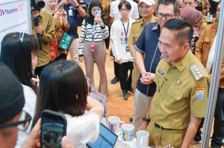 Walikota Palembang, Ratu Dewa berdialog dengan stand peserta job fair di Arya Duta, Selasa (22/7/2025). Foto: Kominfo Palembang.