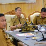 Walikota Palembang, Ratu Dewa memimpin rapat monitoring Karhutlah, Senin (28/7/2025). Foto: Kominfo Palembang.