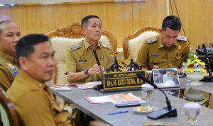 Walikota Palembang, Ratu Dewa memimpin rapat monitoring Karhutlah, Senin (28/7/2025). Foto: Kominfo Palembang.