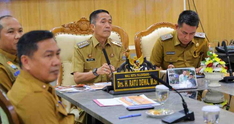 Walikota Palembang, Ratu Dewa memimpin rapat monitoring Karhutlah, Senin (28/7/2025). Foto: Kominfo Palembang.