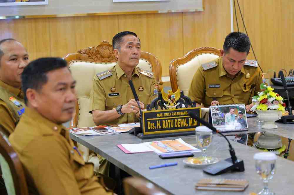 Walikota Palembang, Ratu Dewa memimpin rapat monitoring Karhutlah, Senin (28/7/2025). Foto: Kominfo Palembang.