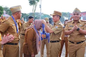 Walikota Palembang, Ratu Dewa mengalungkan medali pada salah satu atlet Porprov Korpri di momen ape bersama di pelataran BKB, Senin (7/7/2025). Foto: Kominfo Palembang.