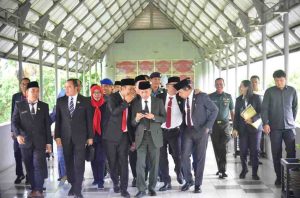 Walikota Palembang, Ratu Dewa bersama para pimpinan DPRD Palembang jelang sidang paripurna, Senin (8/7/2025). Foto: Kominfo Palembang.