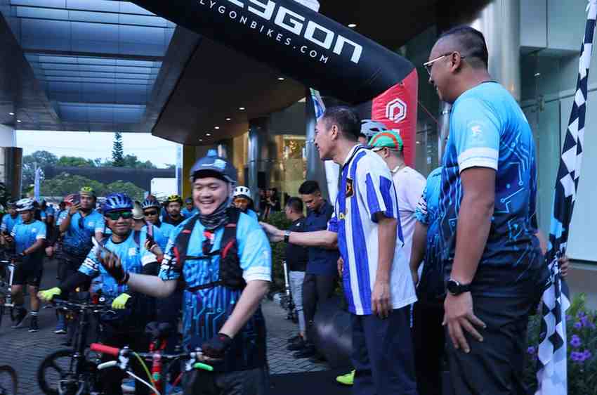 Walikota Palembang, Ratu Dewa melepas ratusan peserta Gowes di halaman Bank Mandiri, Palembang, Minggu (13/7/2025). Foto: Kominfo Palembang.