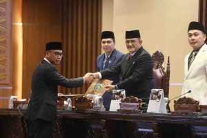 Juru bicara Frkais Nasdem DPRD Sumsel, Afrenzi Panggarbesi menyerahkan berkas pandangan fraksi kepada Sekda Sumsel, Edward Candra, Jumat (11/7/2025). Foto: Humas DPRD Sumsel..