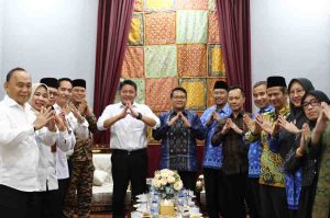 Gubernur Sumsel, Herman Deru saat menerima audiensi Rektor UIN Raden Fatah, Muhammad Adil, beserta jajaran di Griya Agung Palembang, Rabu (2/7/2025). Foto: Humas Pemprov Sumsel.