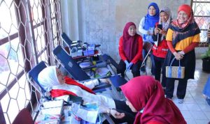 Ketua Palang Merah Indonesia (PMI) Kota Palembang Dewi Satrani menggelar donos darah di sela pembukakan Porseni di UIB, Palembang, Sabtu (19/7/2025). Foto: Kominfo Palembang.