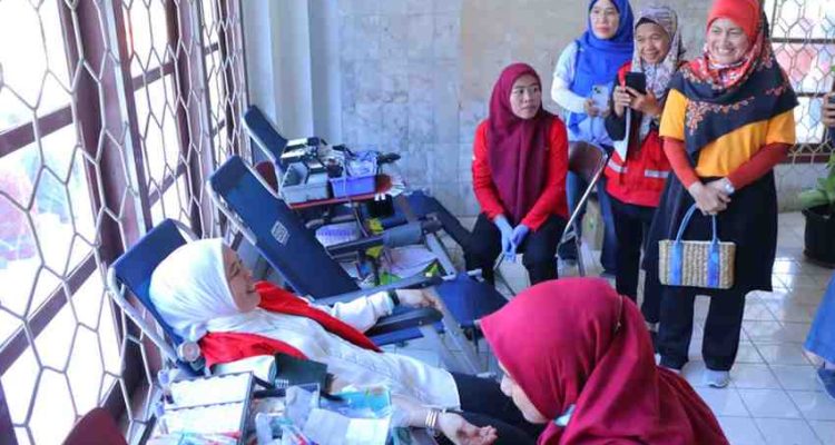 Ketua Palang Merah Indonesia (PMI) Kota Palembang Dewi Satrani menggelar donos darah di sela pembukakan Porseni di UIB, Palembang, Sabtu (19/7/2025). Foto: Kominfo Palembang.