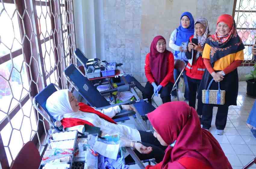 Ketua Palang Merah Indonesia (PMI) Kota Palembang Dewi Satrani menggelar donos darah di sela pembukakan Porseni di UIB, Palembang, Sabtu (19/7/2025). Foto: Kominfo Palembang.