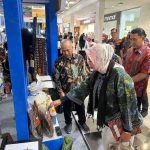 Sekda Muba, Apriyadi meninjau stand Pemkab Muba di Pameran Indonesia Tourism & Trade Investment Expo 2025 “Prioritas Bandung” di Cihampelas Walk Bandung, Kamis (24/7/2025). Foto: Kominfo Muba.