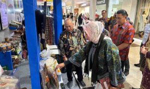 Sekda Muba, Apriyadi meninjau stand Pemkab Muba di Pameran Indonesia Tourism & Trade Investment Expo 2025 “Prioritas Bandung” di Cihampelas Walk Bandung, Kamis (24/7/2025). Foto: Kominfo Muba.