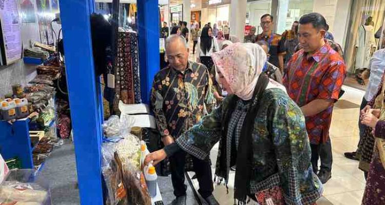 Sekda Muba, Apriyadi meninjau stand Pemkab Muba di Pameran Indonesia Tourism & Trade Investment Expo 2025 “Prioritas Bandung” di Cihampelas Walk Bandung, Kamis (24/7/2025). Foto: Kominfo Muba.