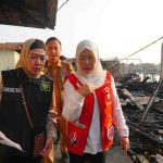 Ketua Tim Penggerak PKK Provinsi Sumatera Selatan (TP PKK Sumsel), Hj Febrita Lustia saat mengunjungi lokasi kebakaran 1 Ulu Palembang, Selasa (22/7/2025). Foto: Humas Pemprov Sumsel.