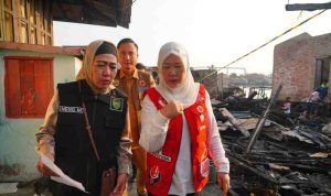 Ketua Tim Penggerak PKK Provinsi Sumatera Selatan (TP PKK Sumsel), Hj Febrita Lustia saat mengunjungi lokasi kebakaran 1 Ulu Palembang, Selasa (22/7/2025). Foto: Humas Pemprov Sumsel.