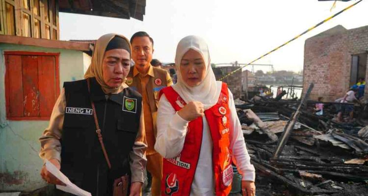 Ketua Tim Penggerak PKK Provinsi Sumatera Selatan (TP PKK Sumsel), Hj Febrita Lustia saat mengunjungi lokasi kebakaran 1 Ulu Palembang, Selasa (22/7/2025). Foto: Humas Pemprov Sumsel.