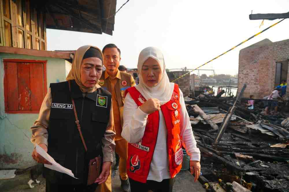 Ketua Tim Penggerak PKK Provinsi Sumatera Selatan (TP PKK Sumsel), Hj Febrita Lustia saat mengunjungi lokasi kebakaran 1 Ulu Palembang, Selasa (22/7/2025). Foto: Humas Pemprov Sumsel.