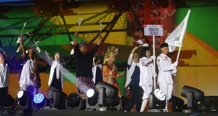 KOntingen Fornnas Sumsel saat defile pembukaan Fornas VIII di Mataram, NTT, Jumat (26/7/2025) malam. Foto: Humas Pemprov Sumsel.
