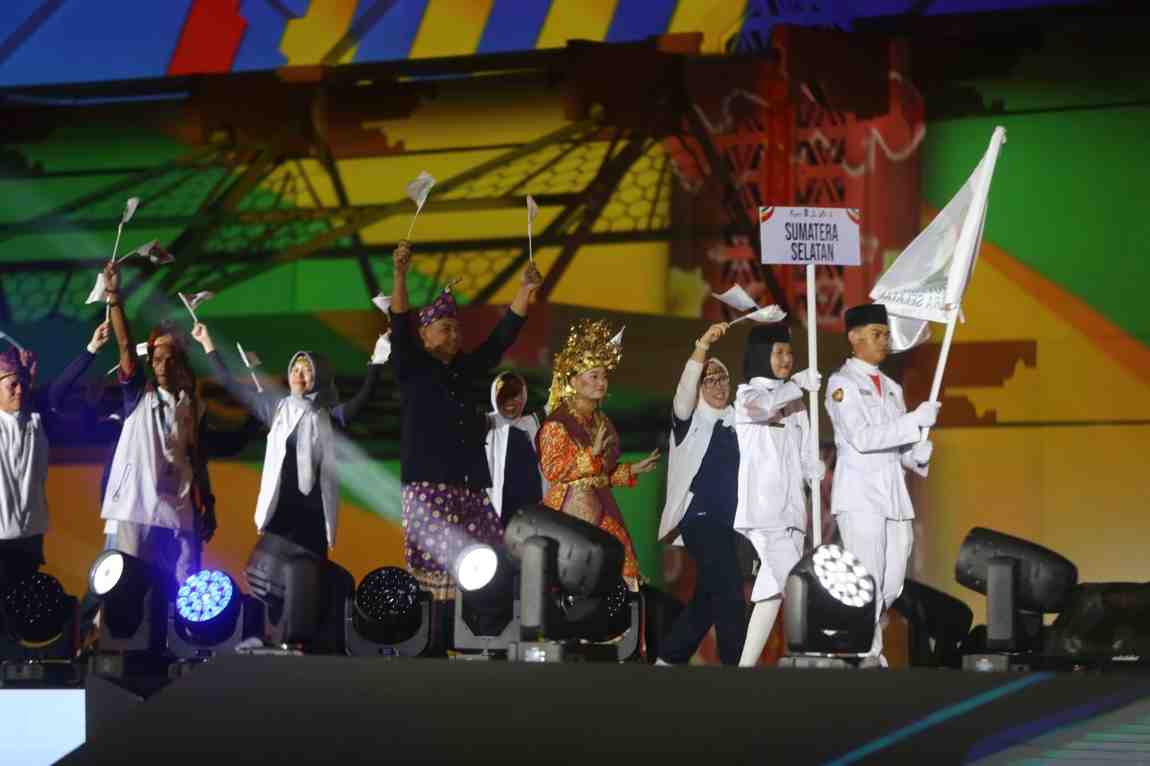 KOntingen Fornnas Sumsel saat defile pembukaan Fornas VIII di Mataram, NTT, Jumat (26/7/2025) malam. Foto: Humas Pemprov Sumsel.