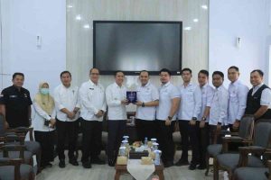 Walikota Palembang, Ratu Dewa bersama para pengurus HIPMi Palembang, Rabu (2/7/2025). Foto: Kominfo Palembang.