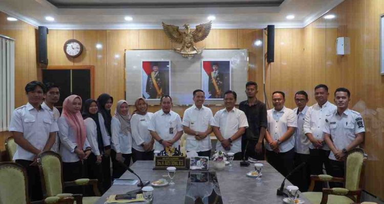 Walikota Palembang, Ratu Dewa menerima perwakilan honorer R4, Rabu (23/7/2025). Foto: KOminfo Palembang.