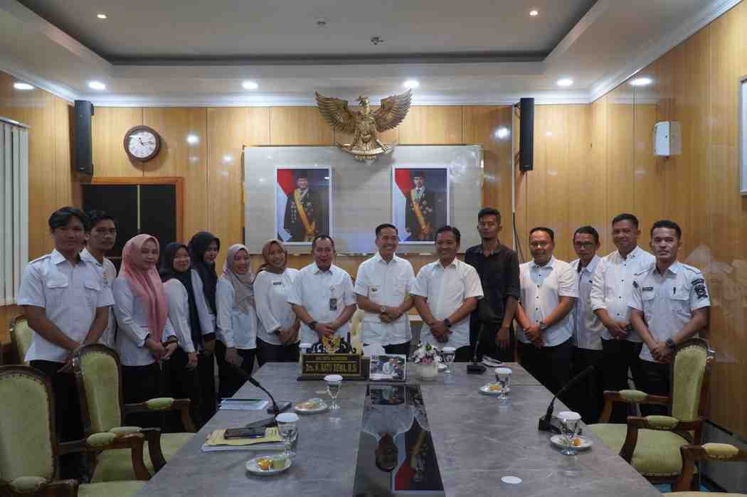 Walikota Palembang, Ratu Dewa menerima perwakilan honorer R4, Rabu (23/7/2025). Foto: KOminfo Palembang.
