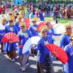 Para ibu-ibu dari Dharma Wanita Persatuan Kota Palembang saat ikut parade dan lomba kebaya di halaman kantor Gubernur Sumsel, Mingu (20/7/2025). Foto: Kominfo Palembang.