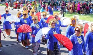 Para ibu-ibu dari Dharma Wanita Persatuan Kota Palembang saat ikut parade dan lomba kebaya di halaman kantor Gubernur Sumsel, Mingu (20/7/2025). Foto: Kominfo Palembang.