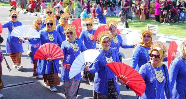 Para ibu-ibu dari Dharma Wanita Persatuan Kota Palembang saat ikut parade dan lomba kebaya di halaman kantor Gubernur Sumsel, Mingu (20/7/2025). Foto: Kominfo Palembang.