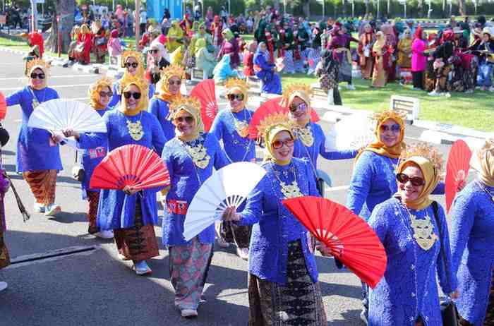Para ibu-ibu dari Dharma Wanita Persatuan Kota Palembang saat ikut parade dan lomba kebaya di halaman kantor Gubernur Sumsel, Mingu (20/7/2025). Foto: Kominfo Palembang.