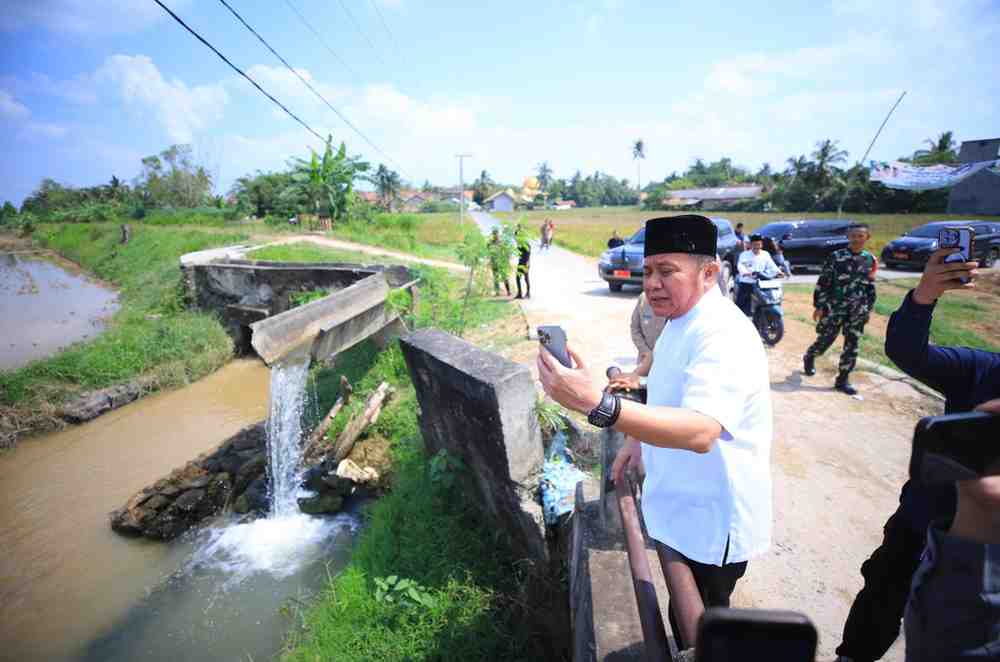 Gubernur Sumsel, Herman Deru saat melihat saluran irigasi yang jebol, MInggu (13/7/2025). Foto: Humas Pemprov Sumsel.