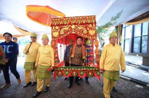 Gubernur Sumsel, Herman Deru disambut pada acara silaturahmi IKAWARA Palembang dan sekitarnya yang digelar di Hotel Swarna Dwipa Palembang, Sabtu (12/7/2025). Foto: Humas Pemprov Sumsel