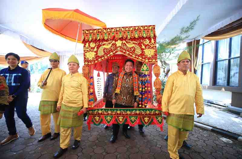 Gubernur Sumsel, Herman Deru disambut pada acara silaturahmi IKAWARA Palembang dan sekitarnya yang digelar di Hotel Swarna Dwipa Palembang, Sabtu (12/7/2025). Foto: Humas Pemprov Sumsel