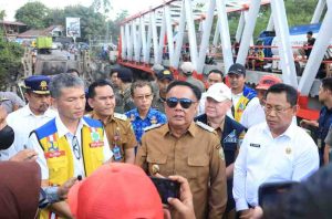 Wagub Sumsel, Cik Ujang saat meninjau lokasi Jembatan Muara Lawai B yang ambruk, Senin (30/6/2025). Foto: Humas Pemprov Sumsel.