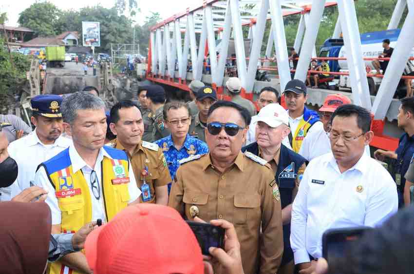Wagub Sumsel, Cik Ujang saat meninjau lokasi Jembatan Muara Lawai B yang ambruk, Senin (30/6/2025). Foto: Humas Pemprov Sumsel.