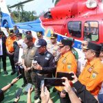 Menteri Lingkungan Hidup dan Kehutanan (LHK) Republik Indonesia, Dr. Hanif Faisol Nurofiq dan Gubernur Sumsel Dr Herman Deru saat hadir di apel dan simulasi penanggulangan Karhutlla, Selasa (29/7/2025). Foto: Humas Pemprov Sumsel.