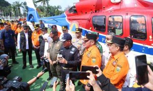 Menteri Lingkungan Hidup dan Kehutanan (LHK) Republik Indonesia, Dr. Hanif Faisol Nurofiq dan Gubernur Sumsel Dr Herman Deru saat hadir di apel dan simulasi penanggulangan Karhutlla, Selasa (29/7/2025). Foto: Humas Pemprov Sumsel.