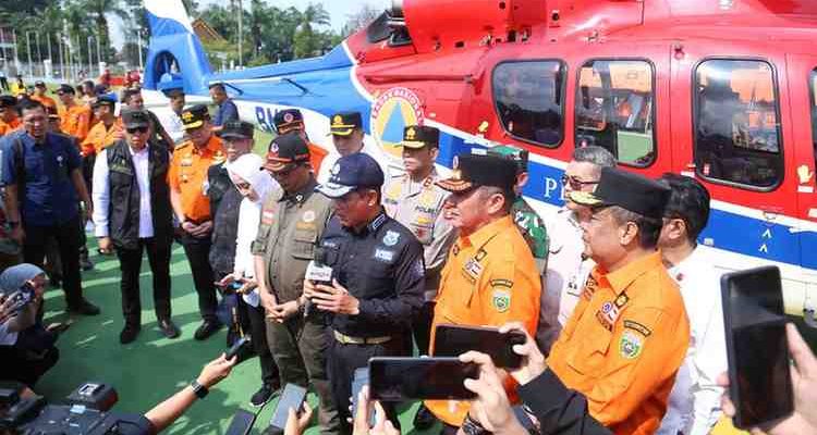 Menteri Lingkungan Hidup dan Kehutanan (LHK) Republik Indonesia, Dr. Hanif Faisol Nurofiq dan Gubernur Sumsel Dr Herman Deru saat hadir di apel dan simulasi penanggulangan Karhutlla, Selasa (29/7/2025). Foto: Humas Pemprov Sumsel.