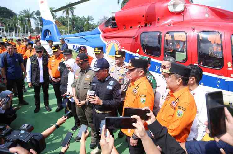 Menteri Lingkungan Hidup dan Kehutanan (LHK) Republik Indonesia, Dr. Hanif Faisol Nurofiq dan Gubernur Sumsel Dr Herman Deru saat hadir di apel dan simulasi penanggulangan Karhutlla, Selasa (29/7/2025). Foto: Humas Pemprov Sumsel.