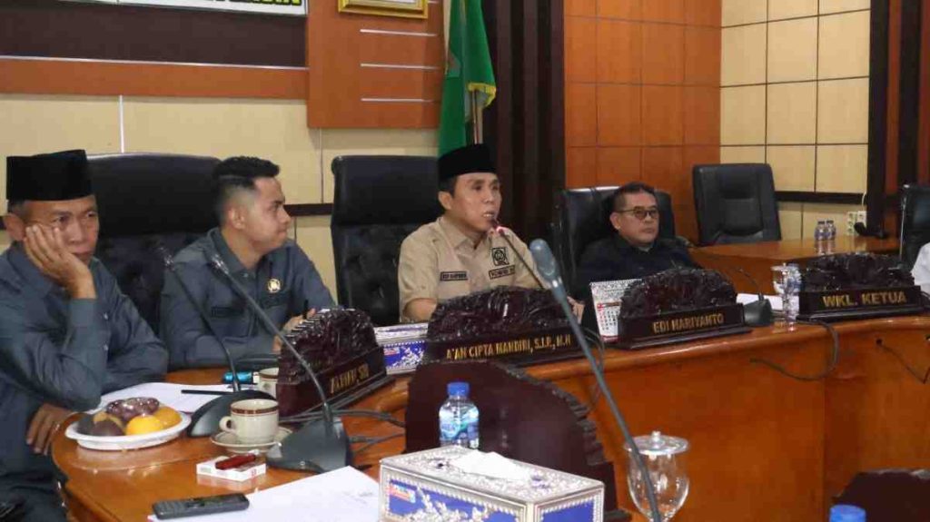 Pimpinan Komisi DPRD Muba memimpin rapat sosialisasi Perda tentang tanaga kerja lokal, Senin (30/6/2025). Foto: KMominfo Muba.