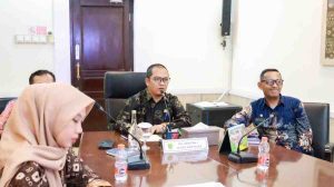 Plt Asisten Pemerintah dan Kesejahteraan Masyarakat Setda Muba Dr Ardiansyah mengikuti secara virtual kegiatan Rapat Koordinasi Monitoring dan Evaluasi Persiapan Pelaksanaan Mock Up Koperasi Desa/Kelurahan Merah Putih, Kamis (10/7/2025). Foto: Kominfo Muba.