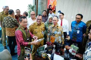 Sekretaris Daerah Provinsi Sumsel, Drs. H. Edward Chandra, MH, saat menghadiri kegiatan Penyerahan Simbolis dan Forum Group Discussion (FGD) "Penguatan Ekosistem Closed Loop" yang digelar di Kantor OJK Sumsel. Foto: Humas Pemprov Sumsel.