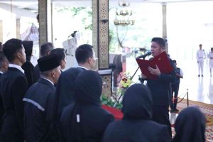 Gubernur Sumatera Selatan, Dr. H. Herman Deru, mengukuhkan Dewan Pengurus Daerah Ikatan Keluarga Alumni Lemhanas (IKAL) Provinsi Sumsel periode 2025–2030 di Griya Agung, Rabu (2/7/2025). Foto: Humas Pemprov Sumsel.