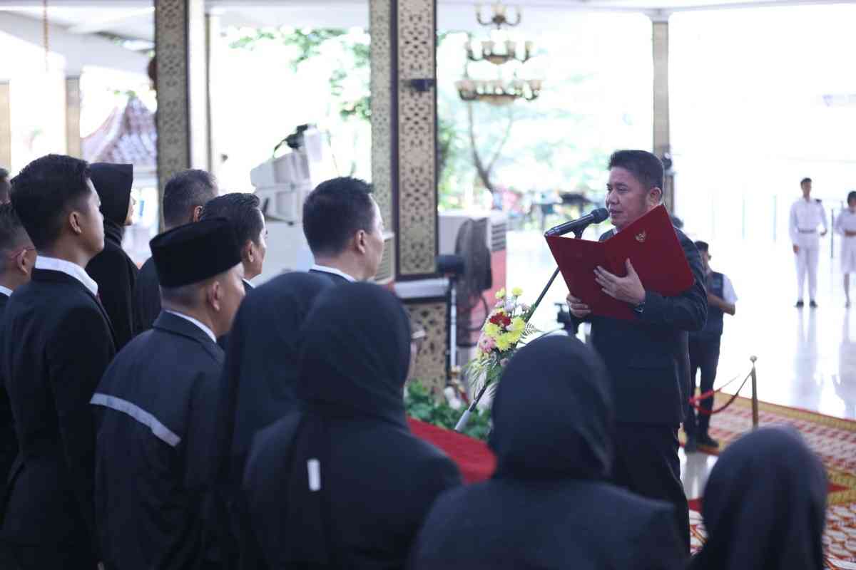 Gubernur Sumatera Selatan, Dr. H. Herman Deru, mengukuhkan Dewan Pengurus Daerah Ikatan Keluarga Alumni Lemhanas (IKAL) Provinsi Sumsel periode 2025–2030 di Griya Agung, Rabu (2/7/2025). Foto: Humas Pemprov Sumsel.