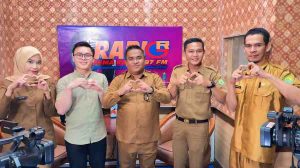 Kepala Dinas Komunikasi dan Informatika Musi Banyuasin, Herryandi Sinulingga, AP saat podcast Gema Randik yang menghadirkan Agustinus Ndruru, S.Pd., Ketua Pelaksana MFF 2025, Selasa (15/7/2025), Foto: Kominfo Muba.
