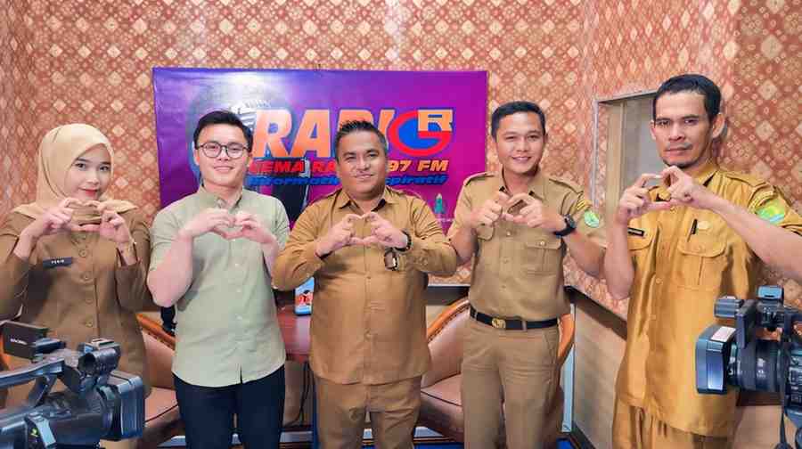 Kepala Dinas Komunikasi dan Informatika Musi Banyuasin, Herryandi Sinulingga, AP saat podcast Gema Randik yang menghadirkan Agustinus Ndruru, S.Pd., Ketua Pelaksana MFF 2025, Selasa (15/7/2025), Foto: Kominfo Muba.