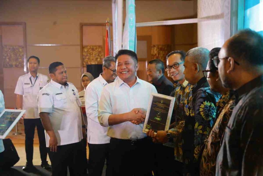 Gubernur Sumsel, Herman Deru saat menghadiri Temu Pelanggan UPTD Laboratorium Lingkungan DLHP Provinsi Sumsel dan penyerahan Sertifikat Proper di Hotel Aryaduta Palembang, Rabu (9/7/2025). Foto: Humas Pemprov Sumsel.
