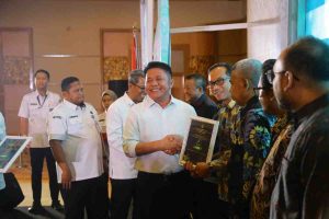 Gubernur Sumsel, Herman Deru saat menghadiri Temu Pelanggan UPTD Laboratorium Lingkungan DLHP Provinsi Sumsel dan penyerahan Sertifikat Proper di Hotel Aryaduta Palembang, Rabu (9/7/2025). Foto: Humas Pemprov Sumsel.
