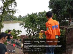 Tim BPBD Muba langsung ke Desa Rantau Panjang, yang jalan desa mengalami abrasi, Minggu (6/7/2025). Foto: Kominfo Muba.