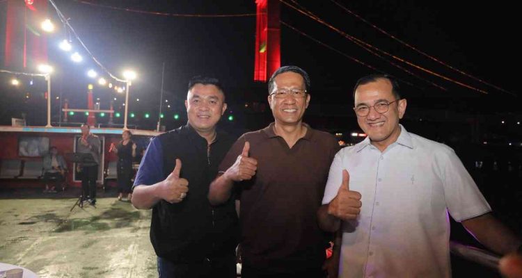 Sekretaris Daerah Kota Palembang Aprizal Hasyim, menjamu Menteri Hukum Republik Indonesia, Dr. Supratman Andi Agtas, SH, MH, dengan sebuah makan malam istimewa di Kapal Musi Cruise, Minggu (27/7/2025). Foto: Kominfo Palembang.